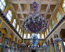 The beauty of the palace could not be explained in words. The stunning drawing room, magnificent fountains, and gardens take you to another world. It 